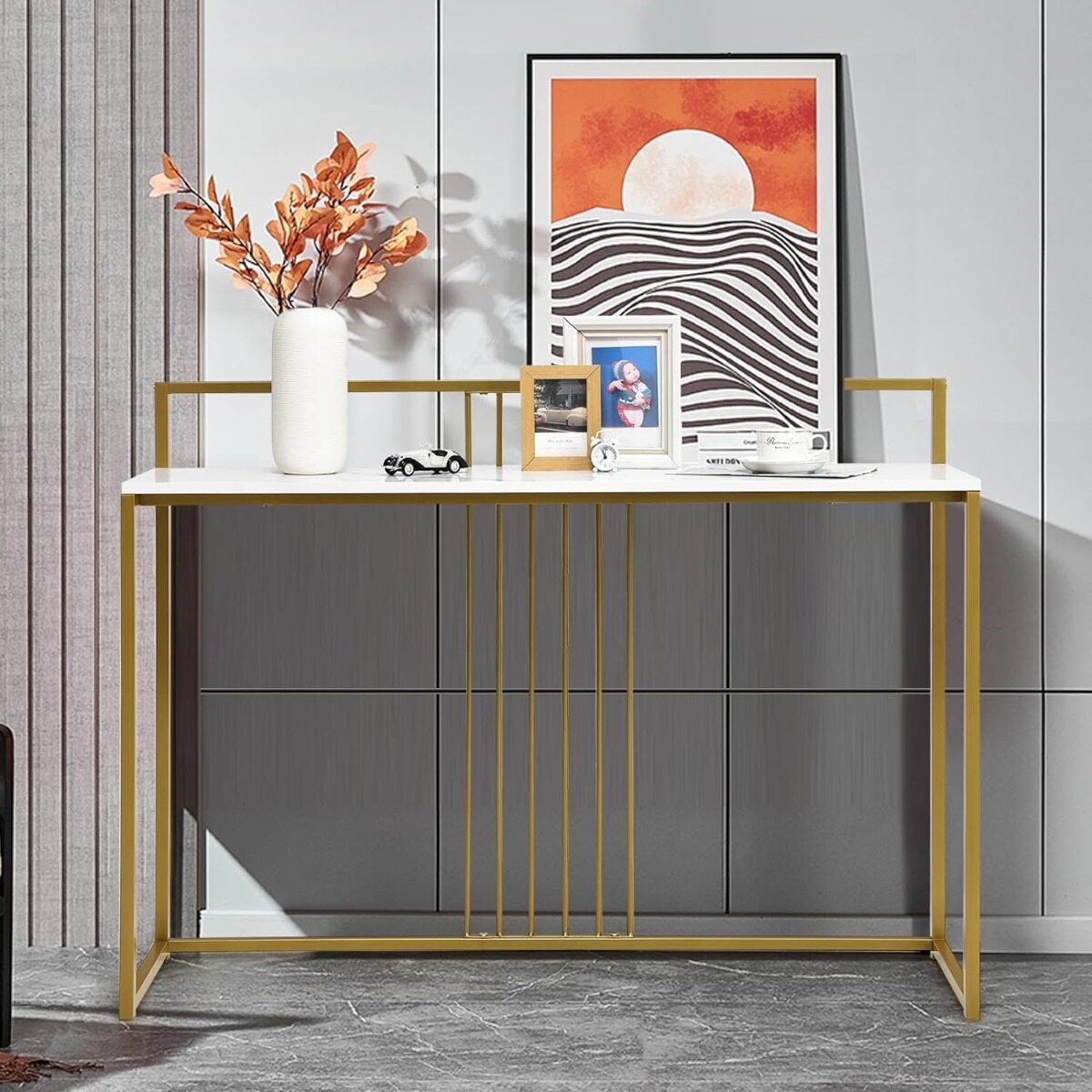 Moodne minimalistlik konsoollaud kunstmarmorist lauaplaadiga