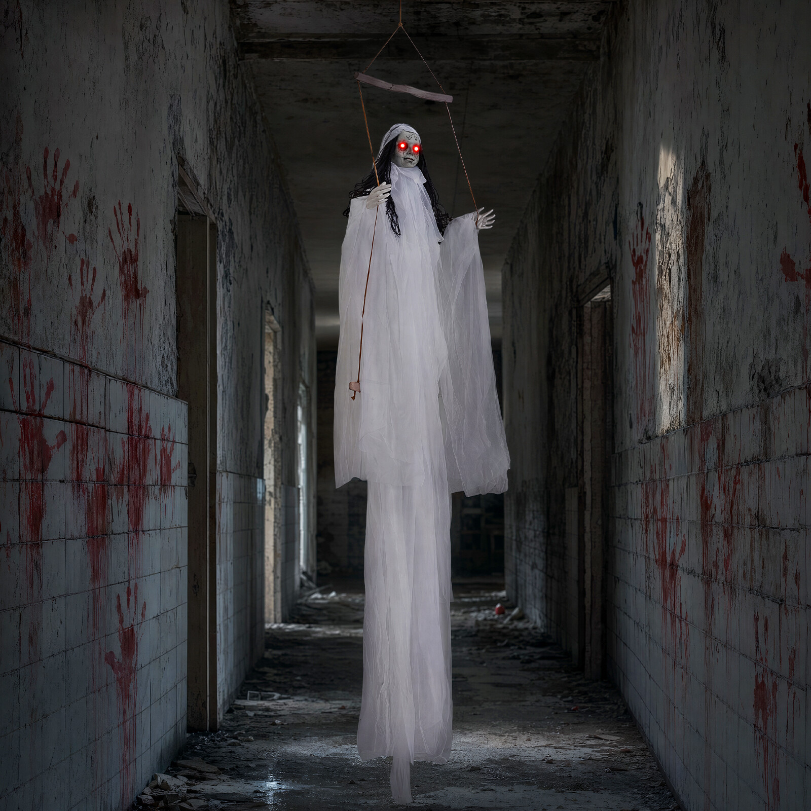 Halloweeni kaunistused helendavate silmade ja jubedate helidega