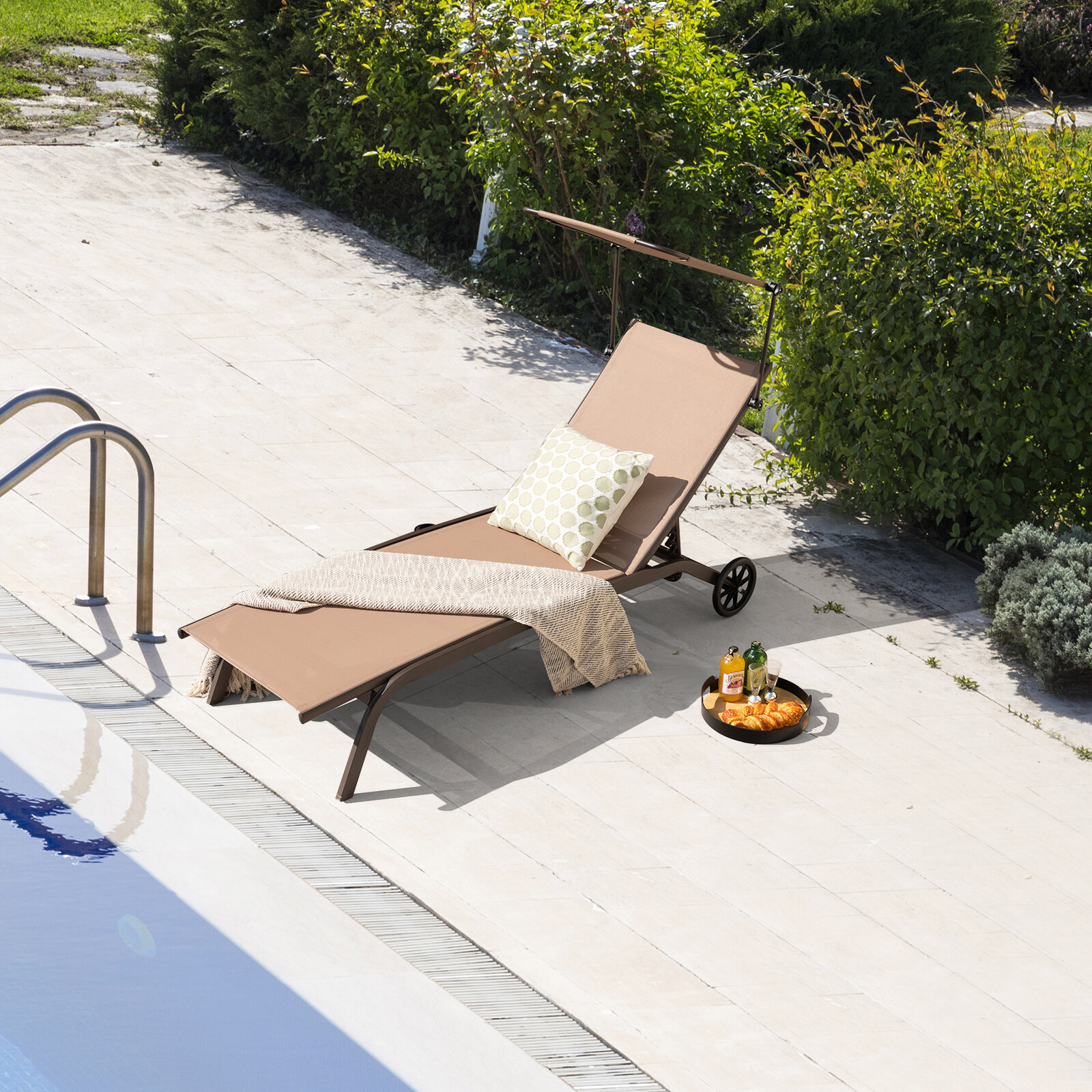 Komplekt 2 metallist terrassitooli, ratastega lamamistooli ja rannatooli, pruun