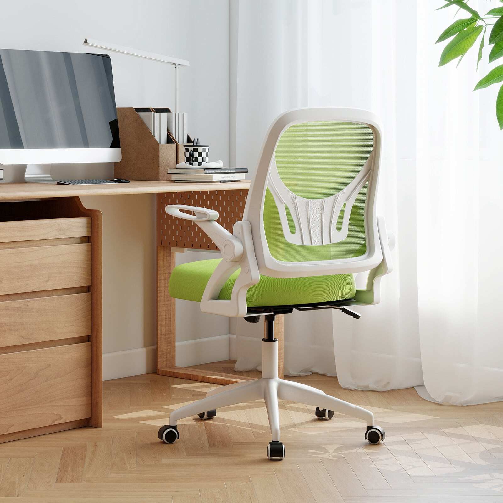 Ergonoomiline kontoritool ülespööratavate käetugede ja kiikfunktsiooniga. Roheline lauatool.