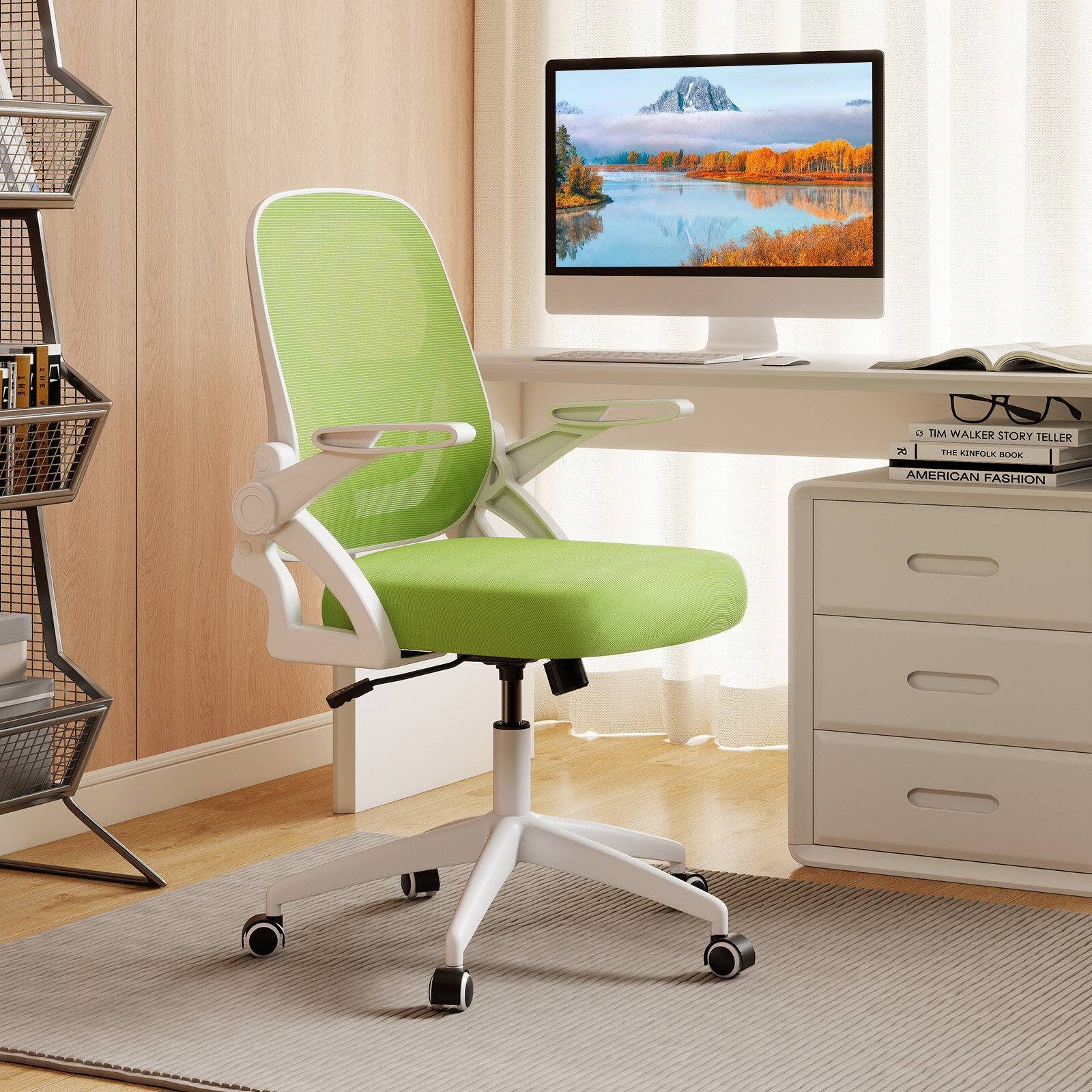 Ergonoomiline kontoritool ülespööratavate käetugede ja kiikfunktsiooniga. Roheline lauatool.