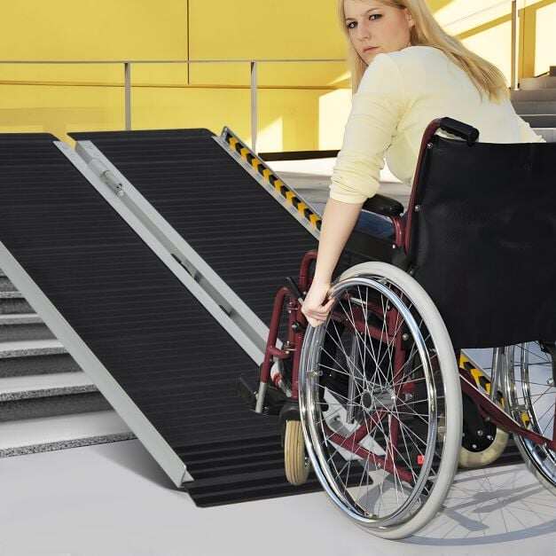 Kaasaskantav alumiiniumist ratastooli kaldtee üleminekuplaadiga – 4 jalga