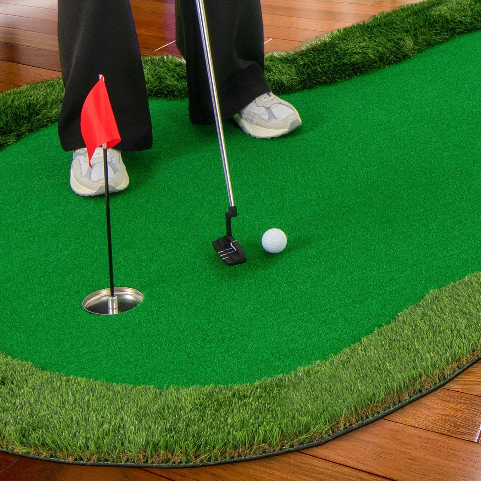 5 x 10 jala (1,5 x 3 meetri) suurune golfiväljaku matt 3 augu ja golfipallidega kodukontori tagaaeda