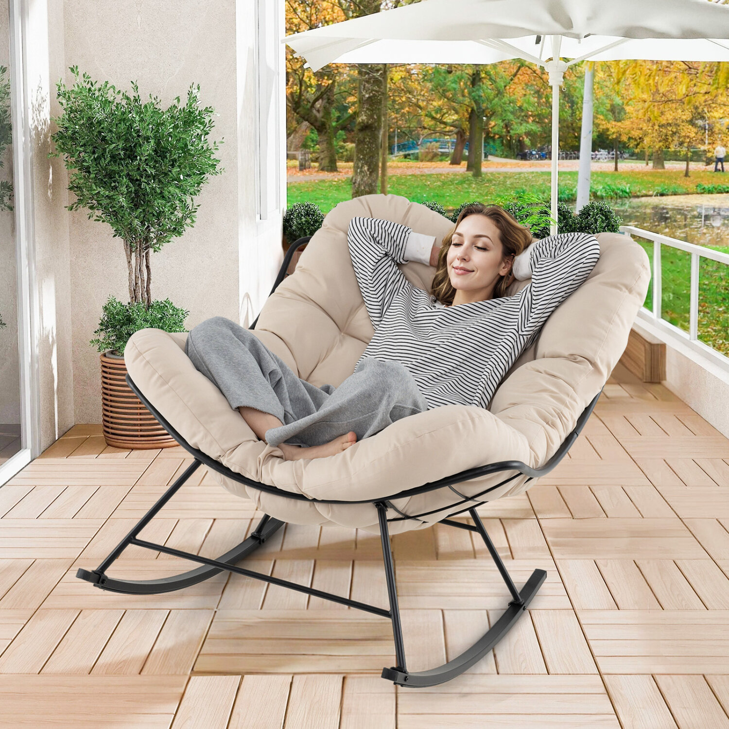 Ülisuur munakujuline Papasan tool polsterdatud padjaga verandale - beež