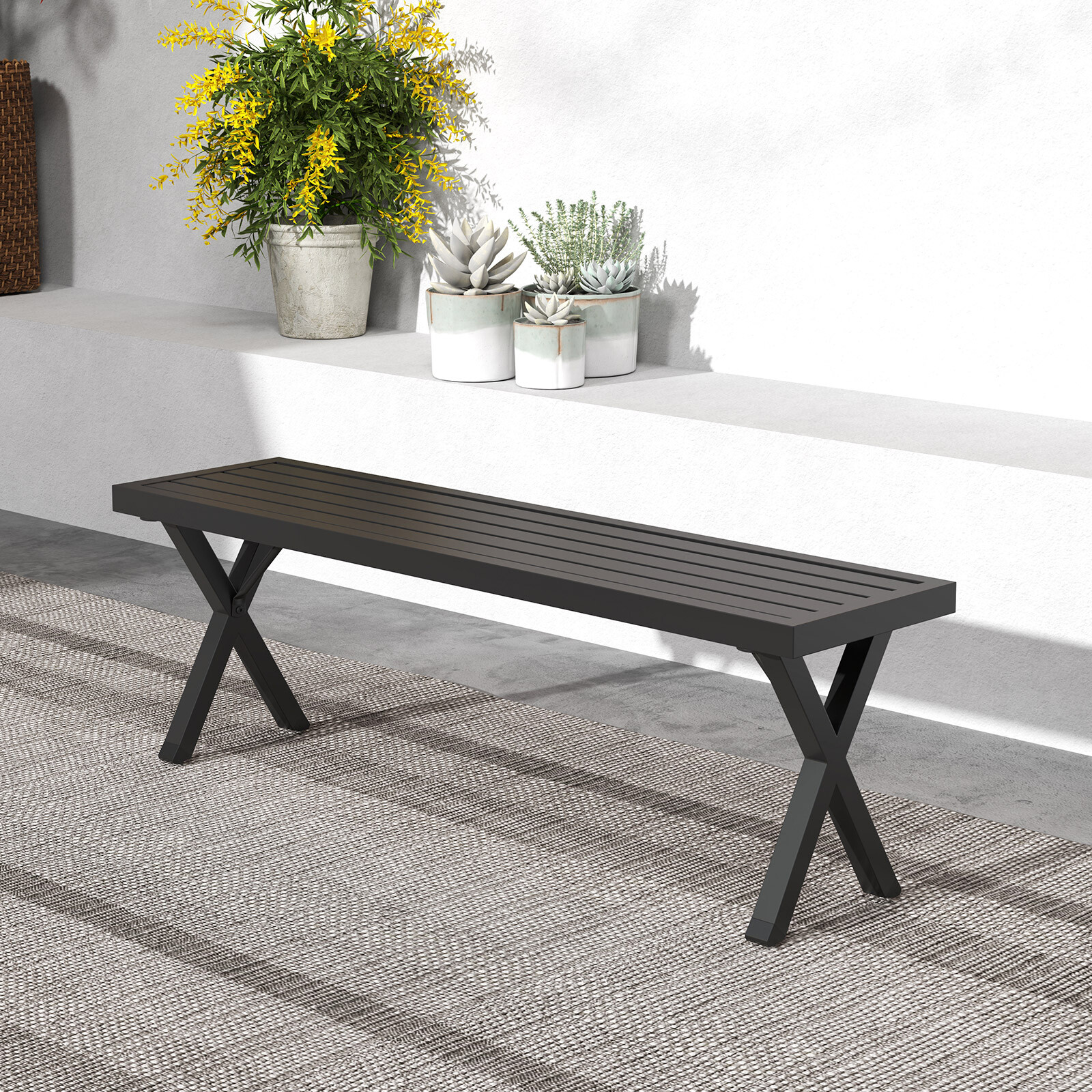 Terrassi metallpink liistudest istme ja X-jalgadega
