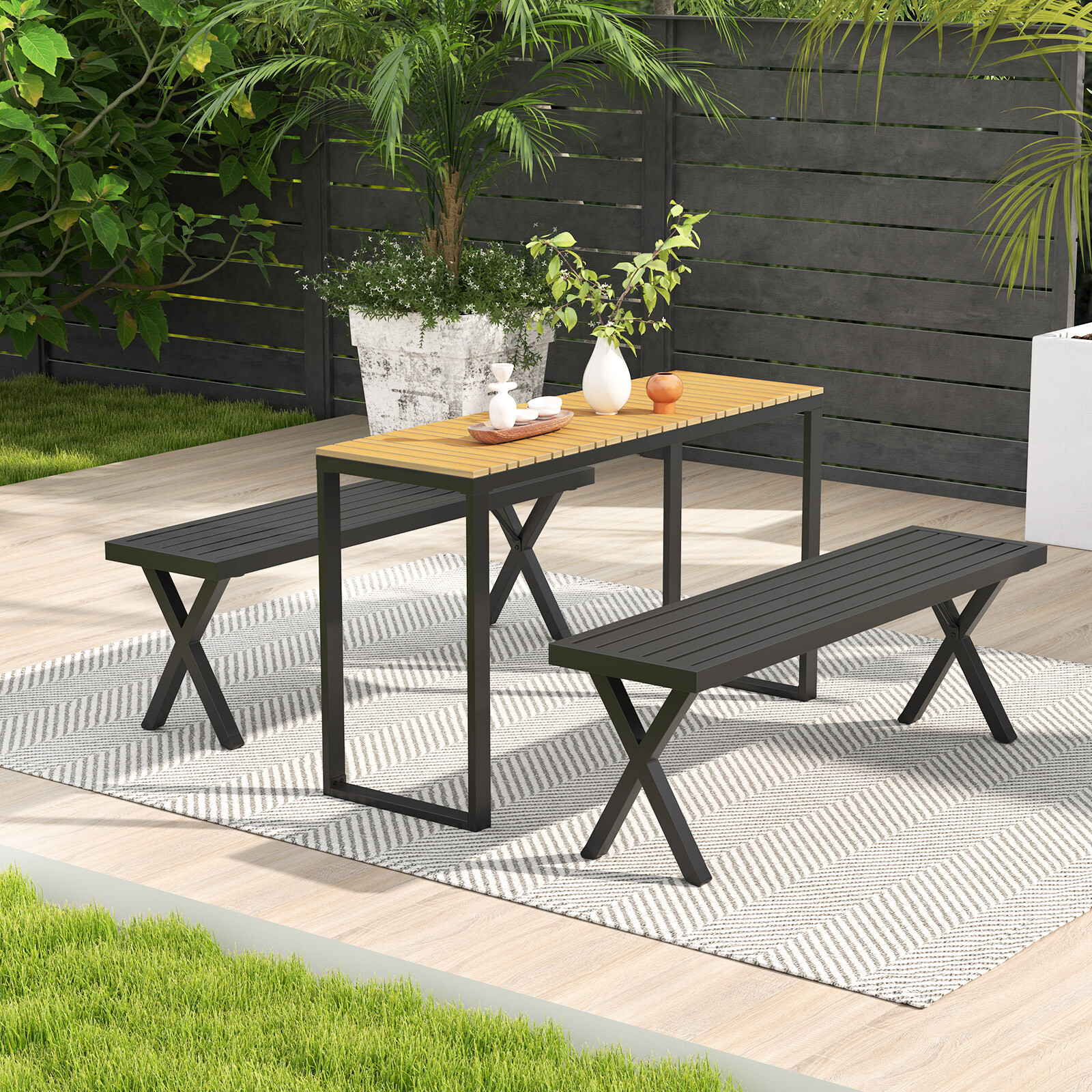 Terrassi metallpink liistudest istme ja X-jalgadega